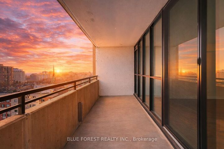 Property Photo:  389 Dundas Street W 1705  ON N6B 3L5 