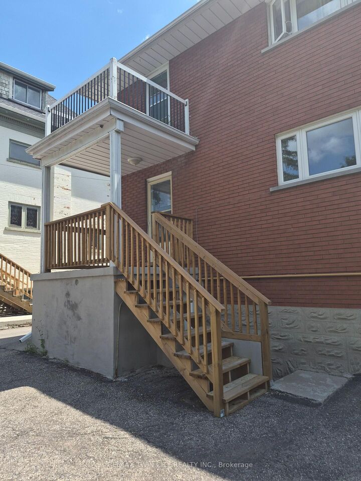 Property Photo:  132 Allen Street E 1  ON N2J 1J4 