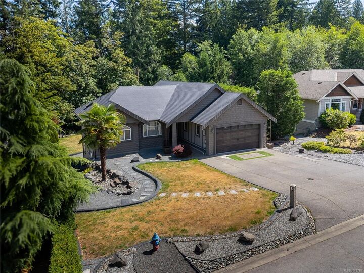 Property Photo: 2544 Kinnoull Cres BC V8H 1H3