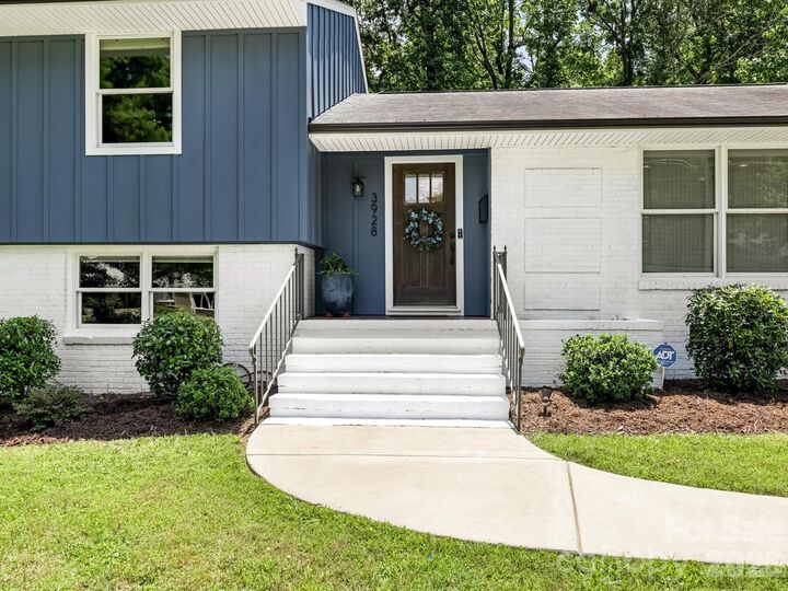 Property Photo: 3928 Kitley Place NC 28210