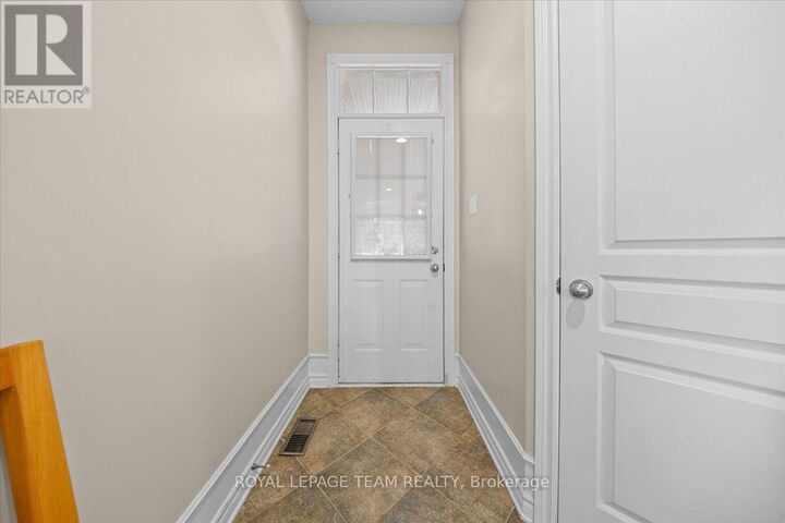 Property Photo: 40 Saddlesmith Circle ON K2M 2Y9