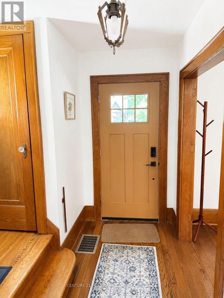 Property Photo: 5 Clenray Place ON N6A 3Y9