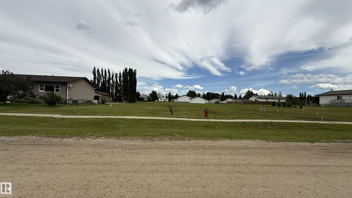 25 Woodbend — photo 1