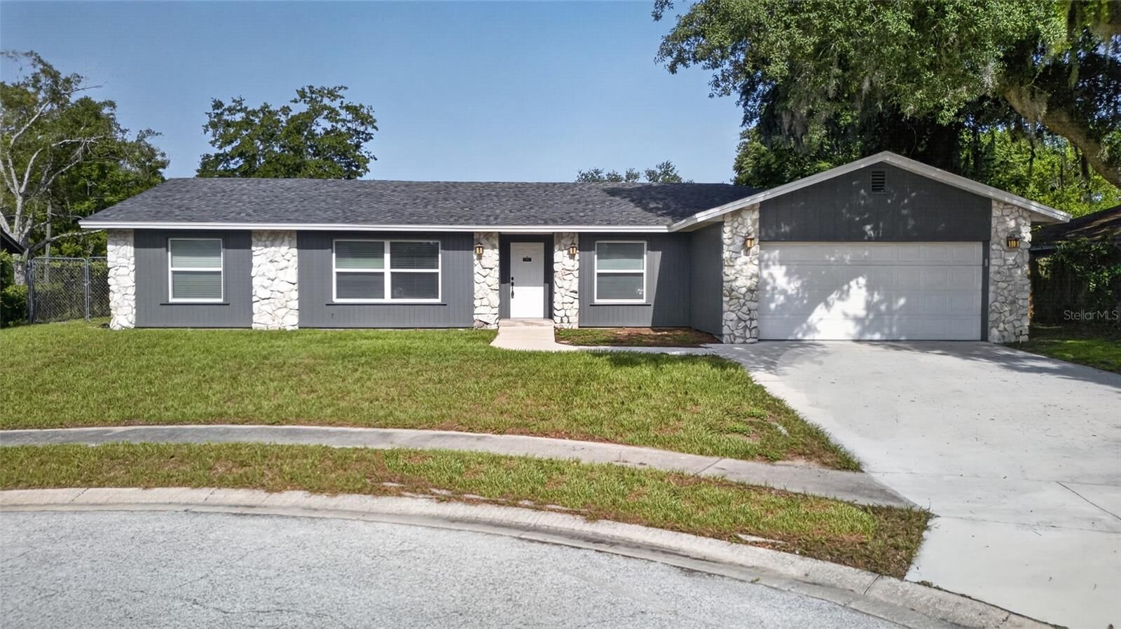 Property Photo:  811 W Harbour Court  FL 34761 