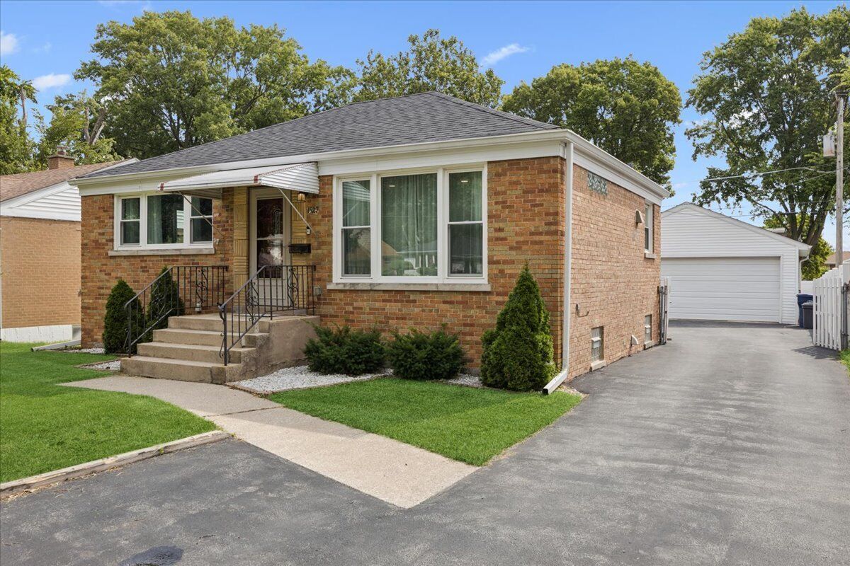 Property Photo: 1527 N Wolf Road IL 60163