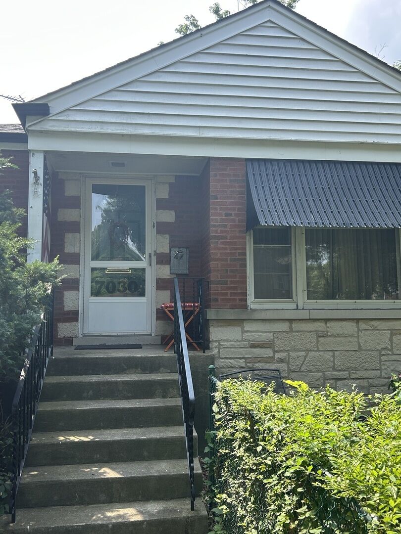 Property Photo: 7030 N Ionia Avenue IL 60646