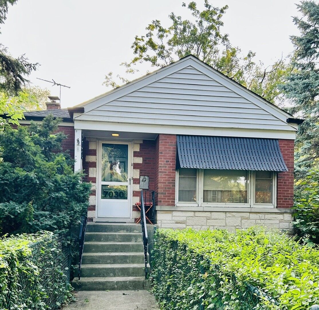 Property Photo: 7030 N Ionia Avenue IL 60646