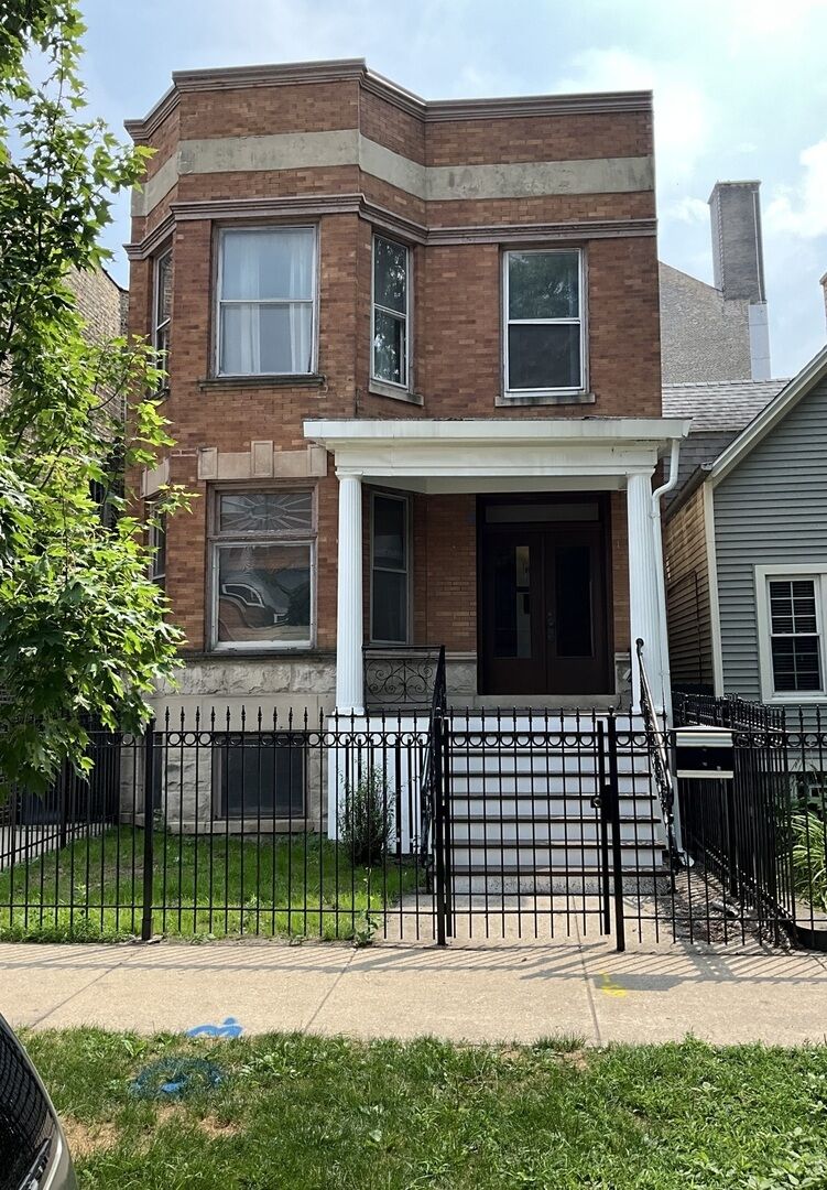 Property Photo: 1223 W Gunnison Street IL 60640