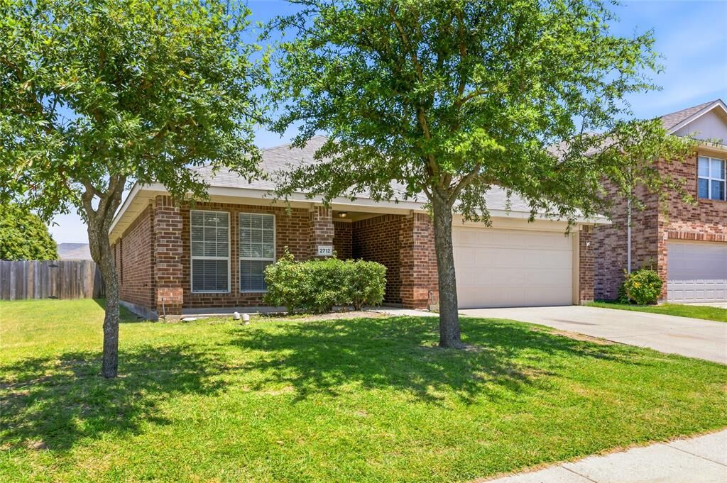 Property Photo:  2712 Mockingbird Street  TX 75189 