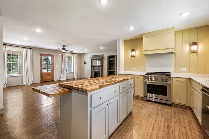 Property Photo:  1702 SW D Street  AR 72712 