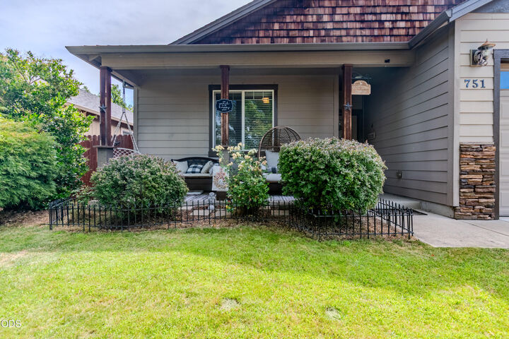Property Photo: 751 Tivoli Drive OR 97501