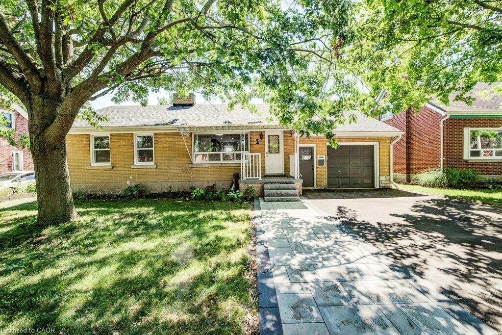 Property Photo:  17 Crestwood Avenue  ON N2H 4K6 