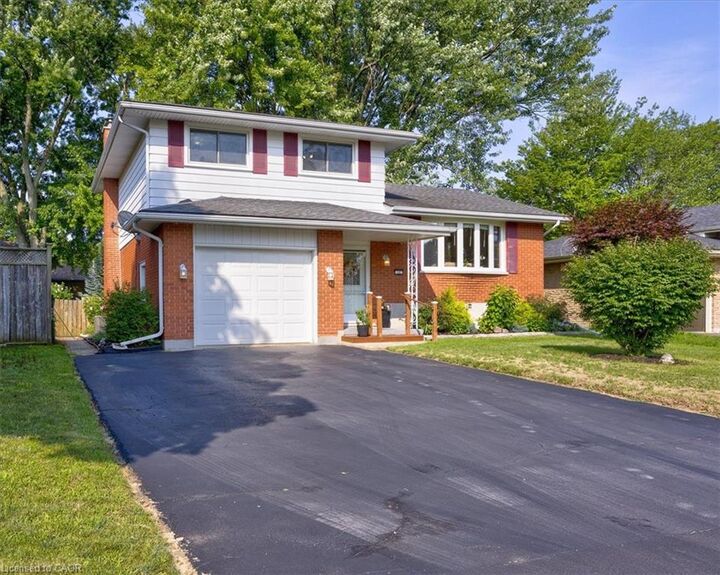 12 Miller Crescent — photo 1