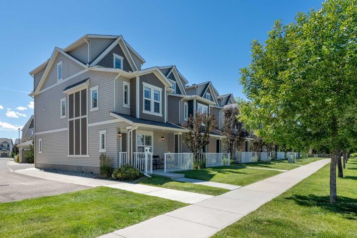 Property Photo: 1407 3 Street SE 17 AB T1V 0G8
