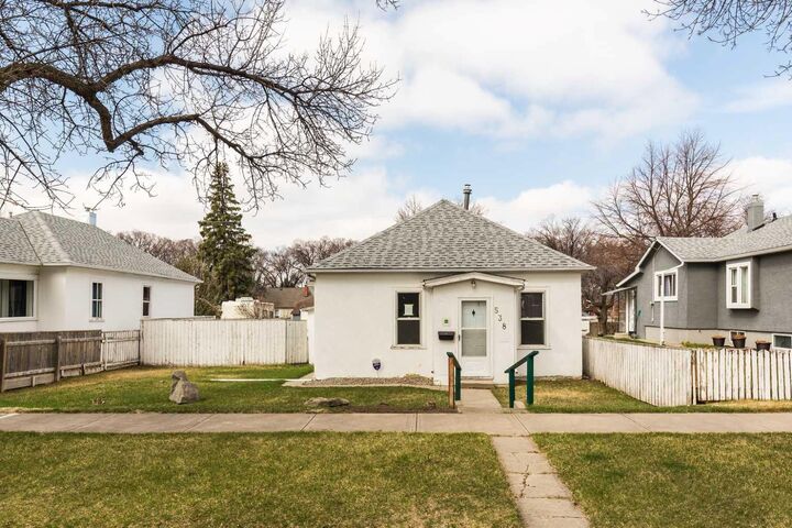 Property Photo:  538 12C Street N  AB T1H 2N3 