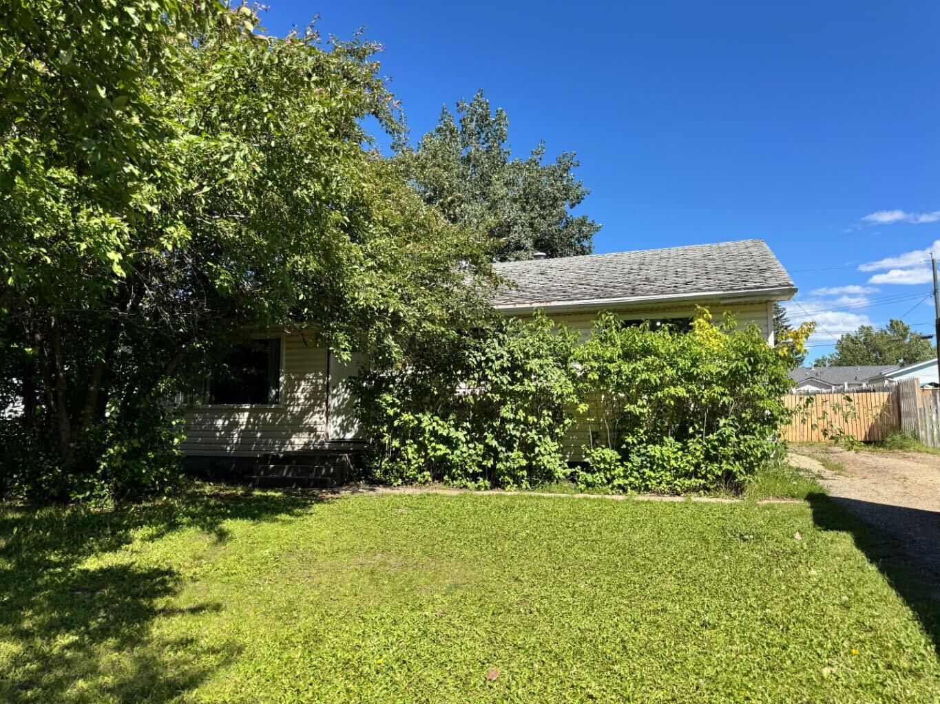 Property Photo: 10809 95 Street AB T8V 1Z6