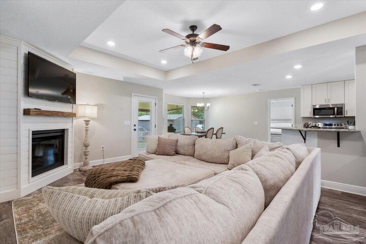 Property Photo: 1016 Rachel Cir FL 32533