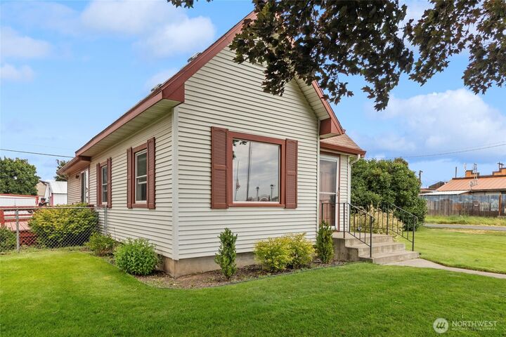 Property Photo:  114  Logan Street  WA 99122 