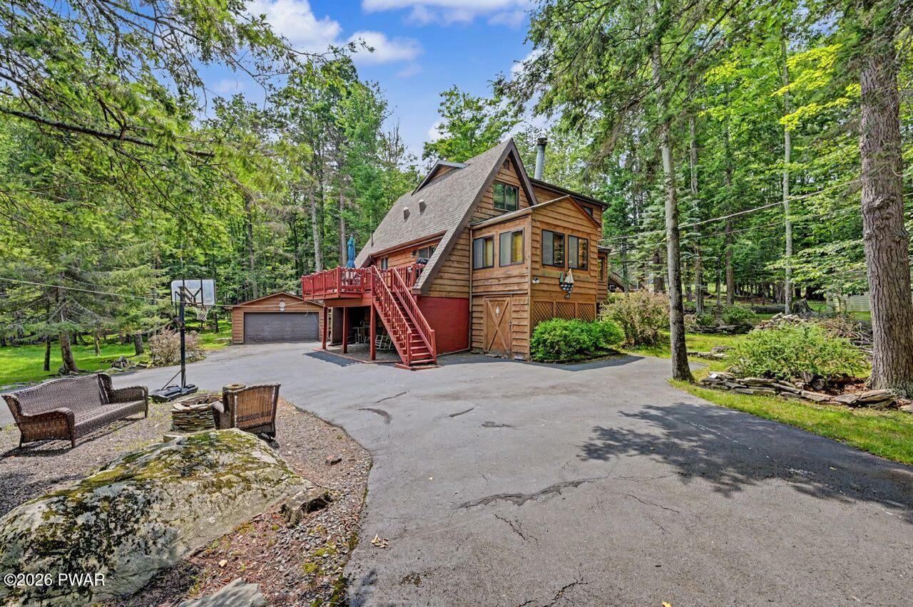 Property Photo: 1009 Rolling Hills Drive PA 18436