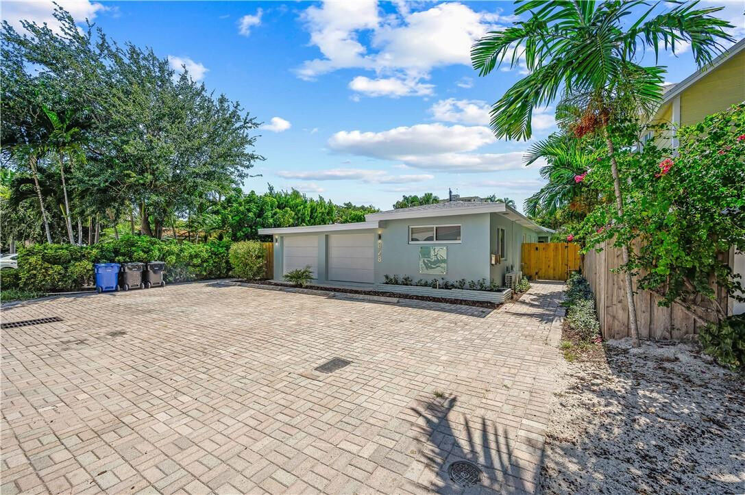 Property Photo: 828 NE 17th Way 1 FL 33304