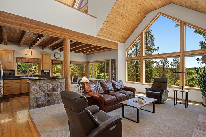 Property Photo:  2020 E Pine Hill Ln  WA 99224 