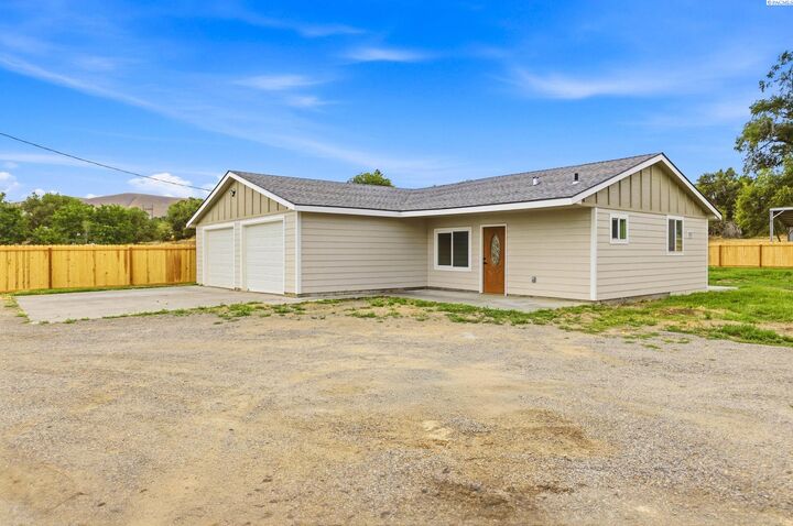 Property Photo: 1001 E 7th Street WA 99320