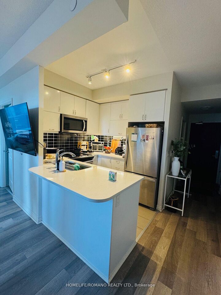 Property Photo:  39 Annie Craig Drive 605  ON M8V 0H1 