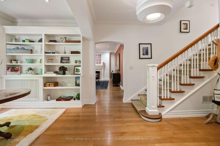 Photo de la propriété:  65 Highland Avenue  ON M4W 2A2 