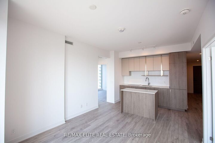 Property Photo: 15 Holmes Avenue 1704 ON M2N 0L4