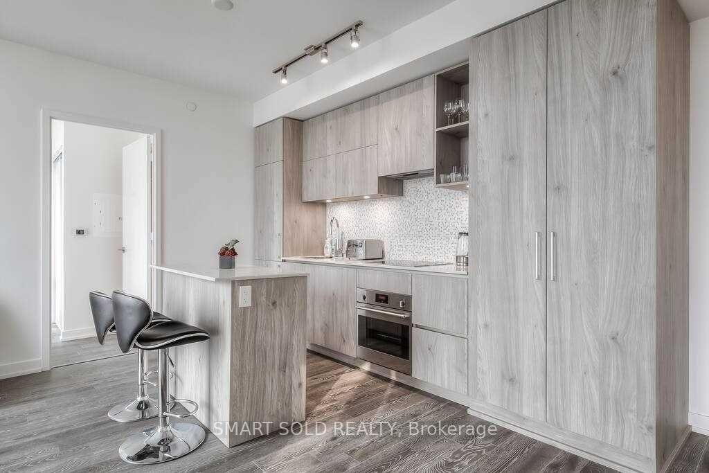 Property Photo: 1 Yorkville Avenue 2211 ON M4W 1L1