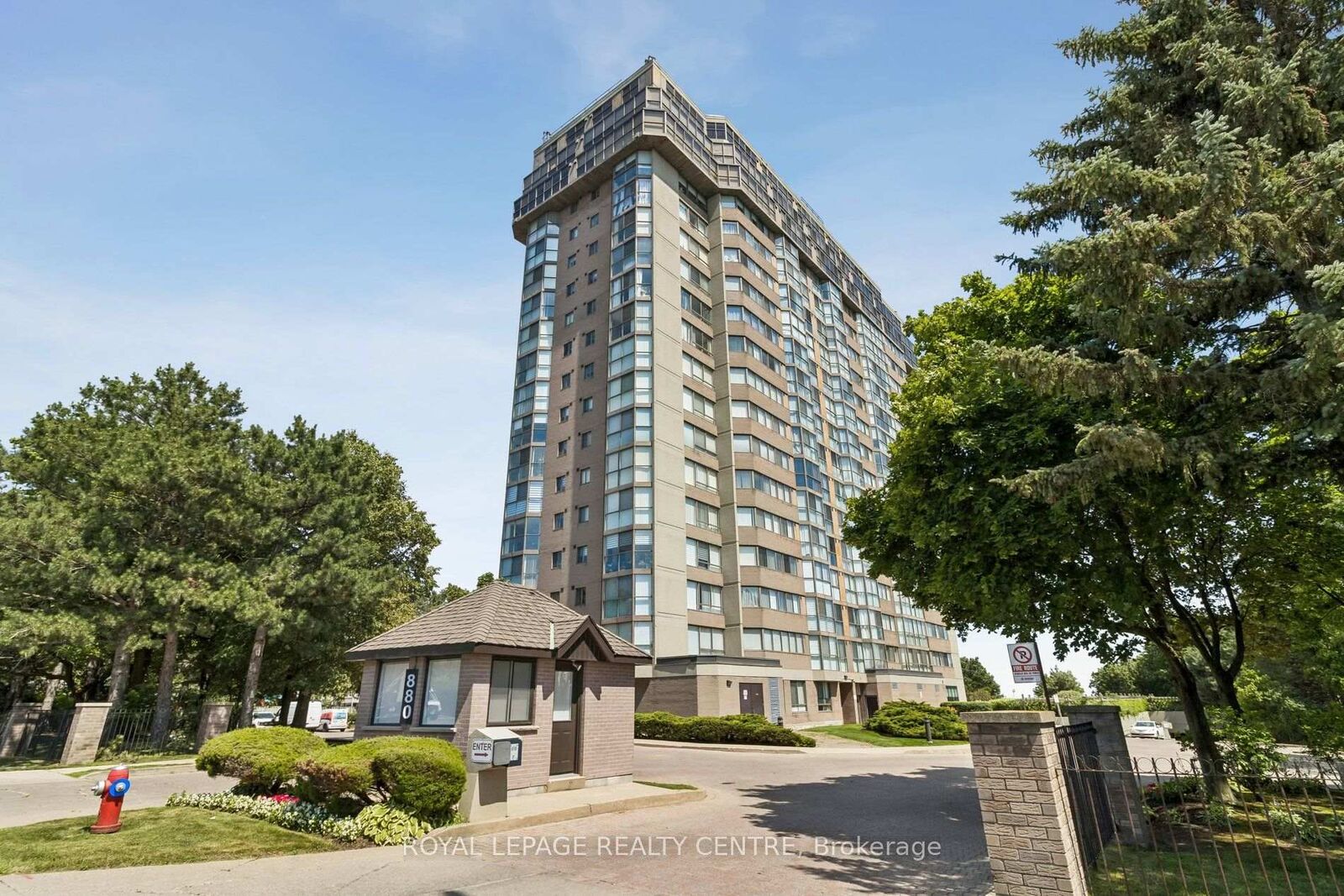 Property Photo: 880 Dundas Street W 1006 ON L5C 4H3