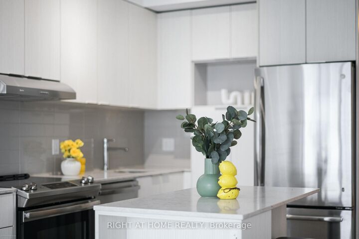 Property Photo: 2520 Eglinton Avenue W 1602 ON L5M 0Y4