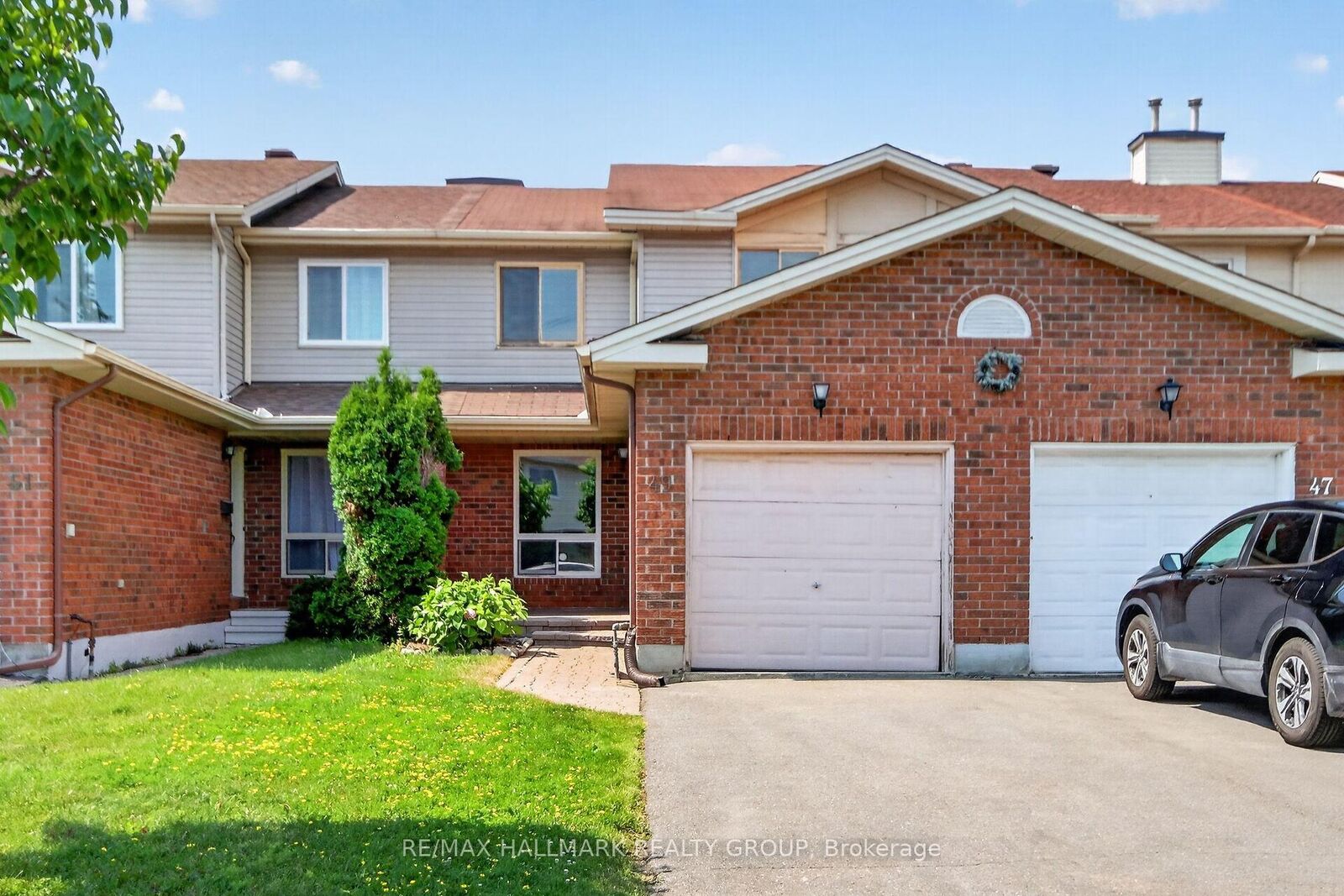Property Photo:  49 Newport Crescent  ON K1T 3M2 