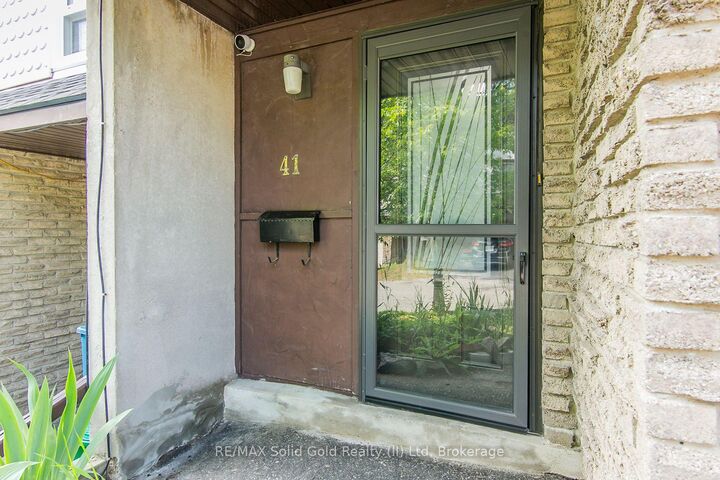 Property Photo: 80 Old Country Drive 41 ON N2E 2E5