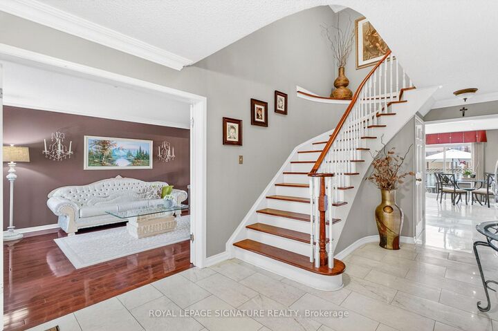 Property Photo: 566 Huntington Ridge Drive ON L5R 2X7