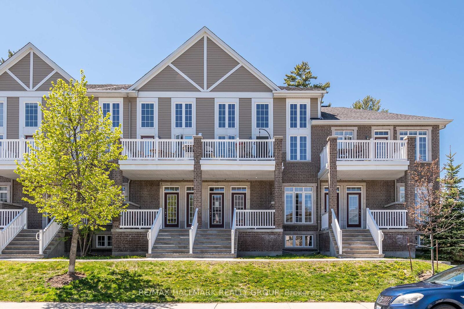 Property Photo: 226 Kinghaven Crescent ON K2M 0C2