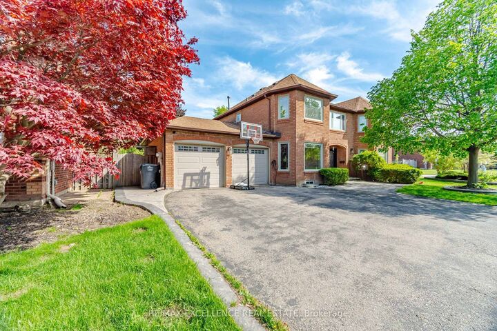 Property Photo: 28 Ridelle Court ON L6Z 4M2