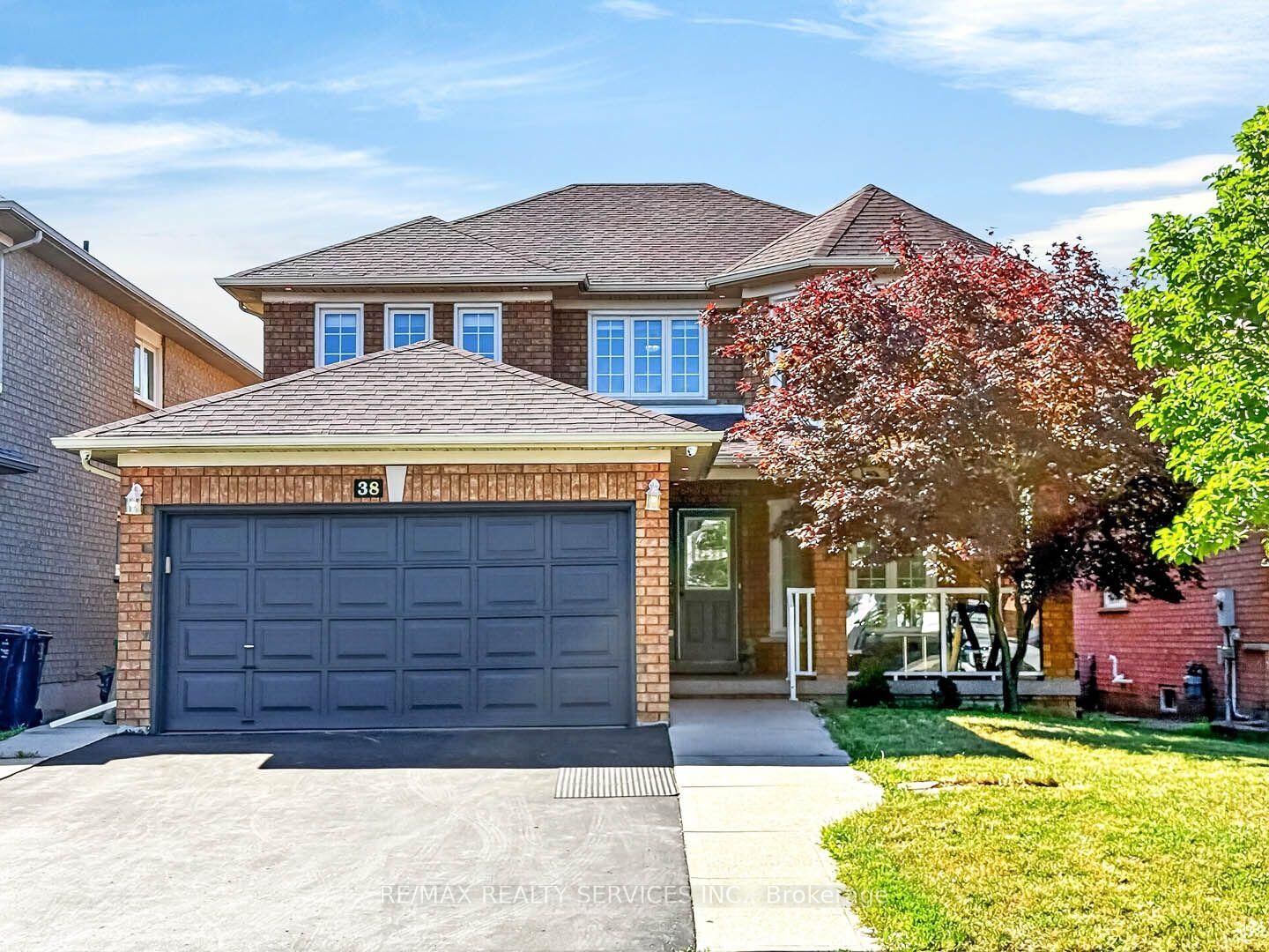 Photo de la propriété: 38 Deerglen Drive ON L6R 1M3