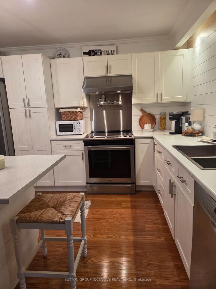 Property Photo: 166 Owen Street 204 ON L4M 3H9