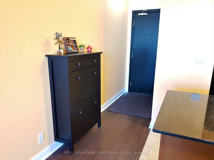 Property Photo: 90 Absolute Avenue 2401 ON L4Z 0A3