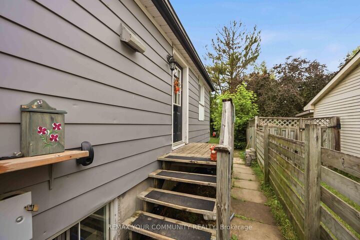 Property Photo: 148 Bayview Avenue ON L4P 2S9