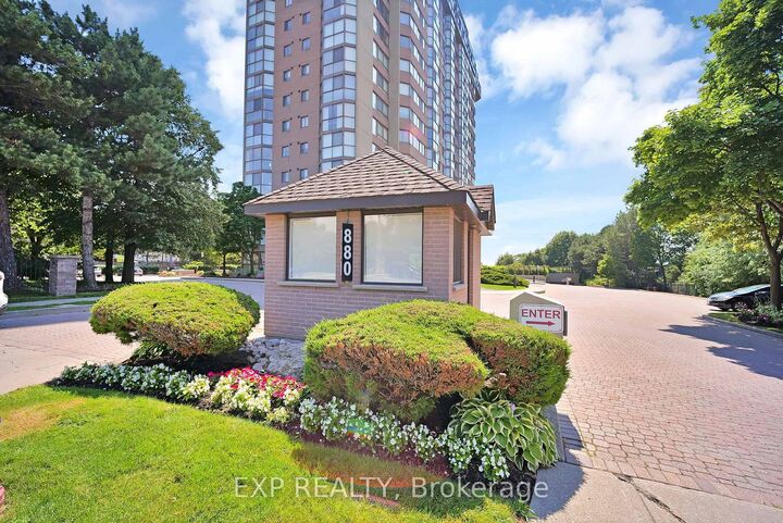 Property Photo:  880 Dundas Street W 307  ON L5C 4H3 