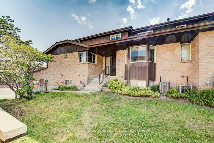Property Photo: 450 Beechwood Drive 6 ON N2T 1Y7