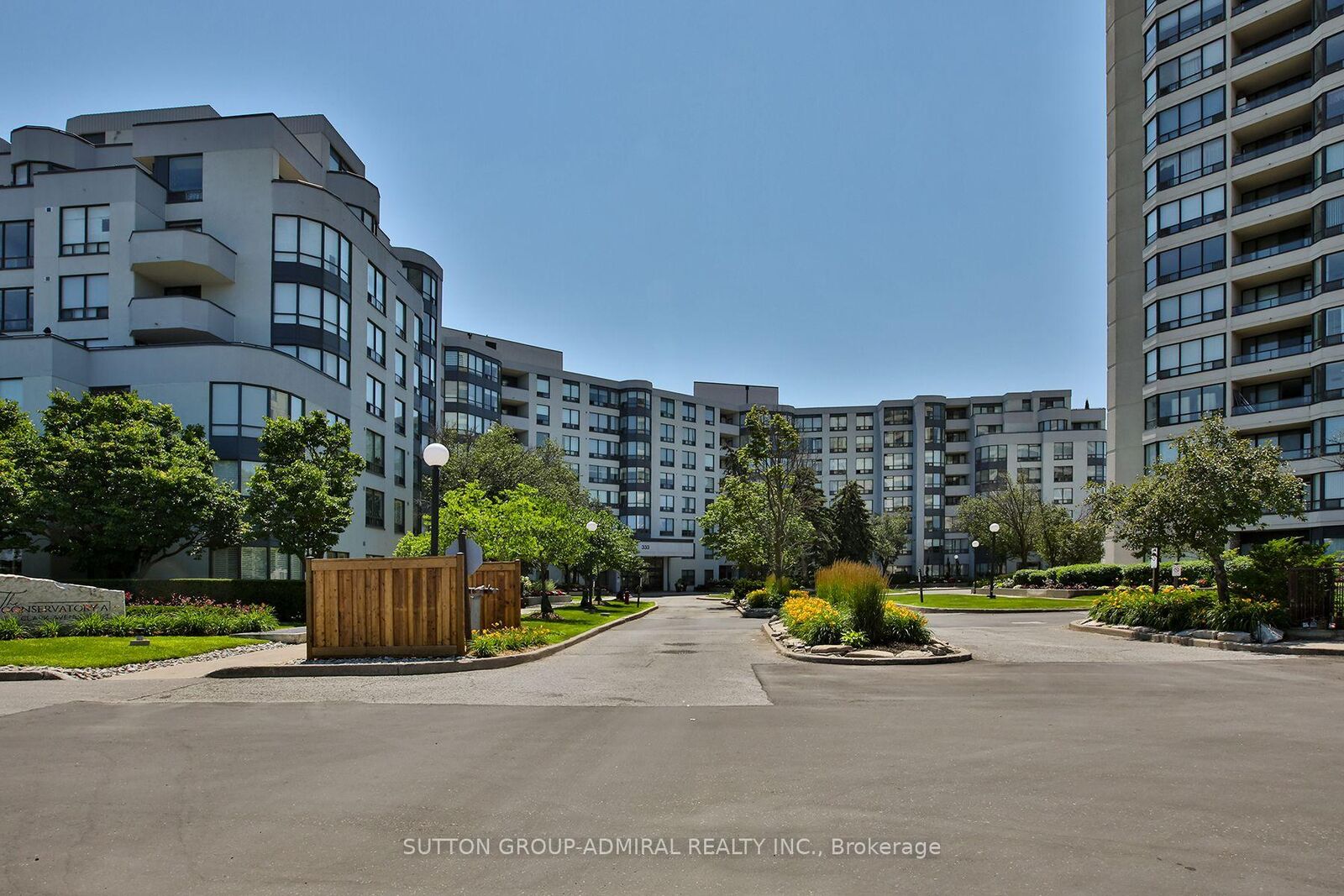 Property Photo: 333 Clark Avenue W 106 ON L4J 7K4