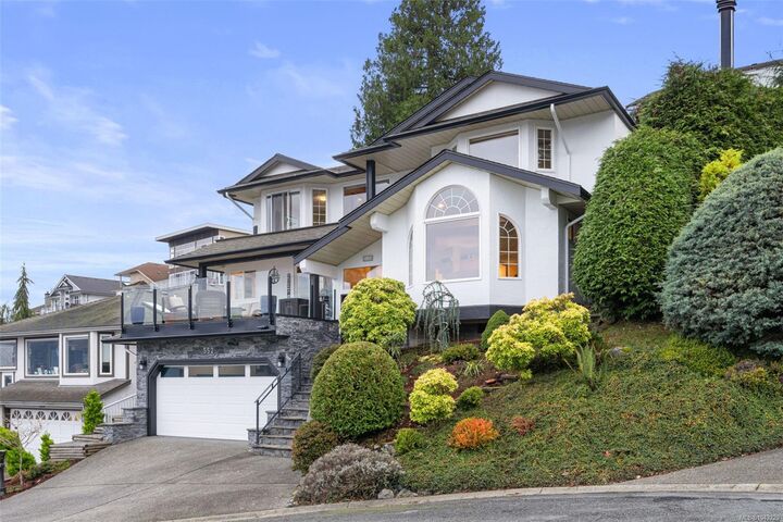 Property Photo: 552 Marine Pl BC V8H 0K8