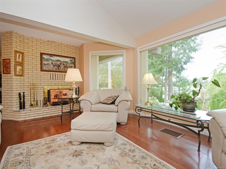 1055 Thistlewood Dr — photo 1