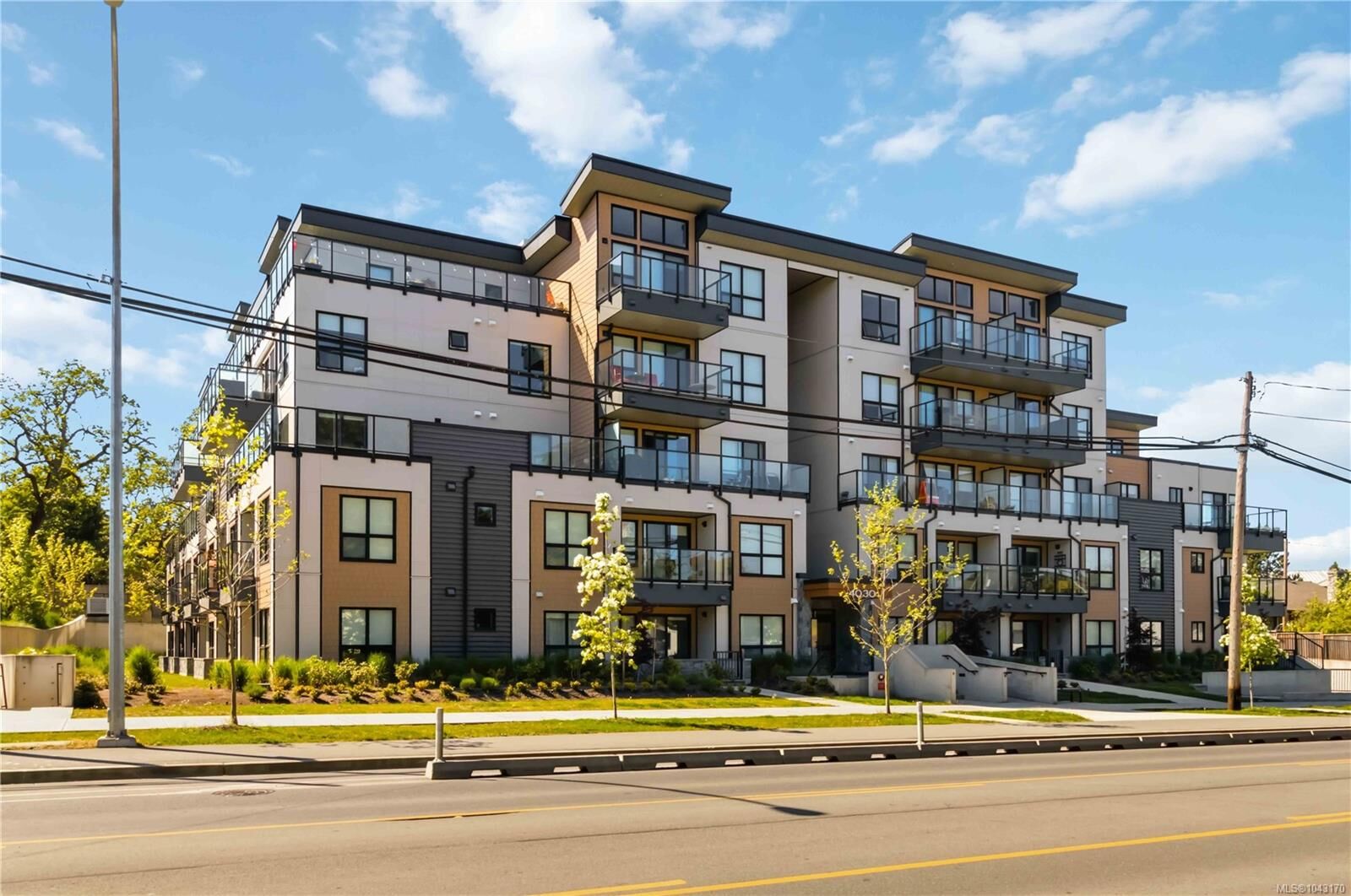 Property Photo:  4030 Shelbourne St #307  BC V8N 3E4 