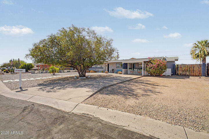 Property Photo:  930 E Desert Avenue  AZ 85119 