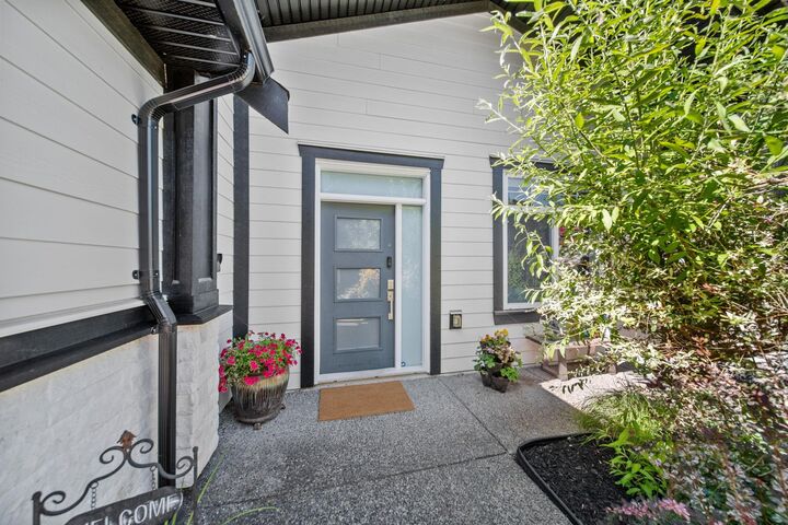 Property Photo: 27247 33B Avenue BC V4W 4A6