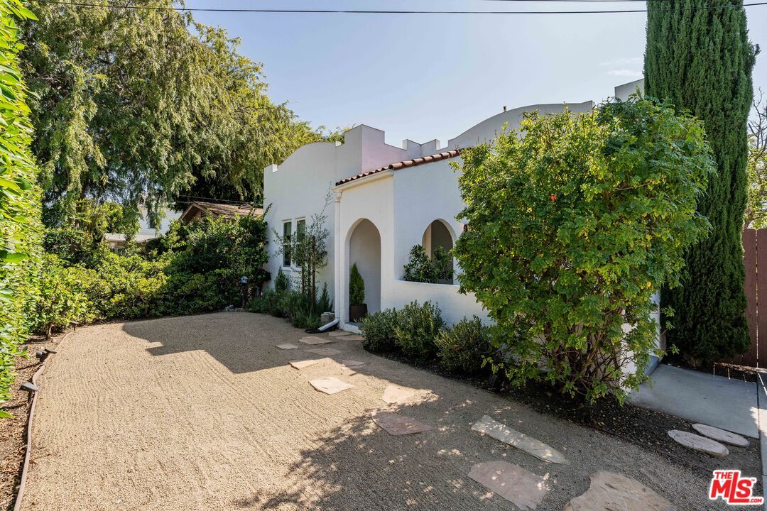 Property Photo:  239 N Everett St  CA 91206 